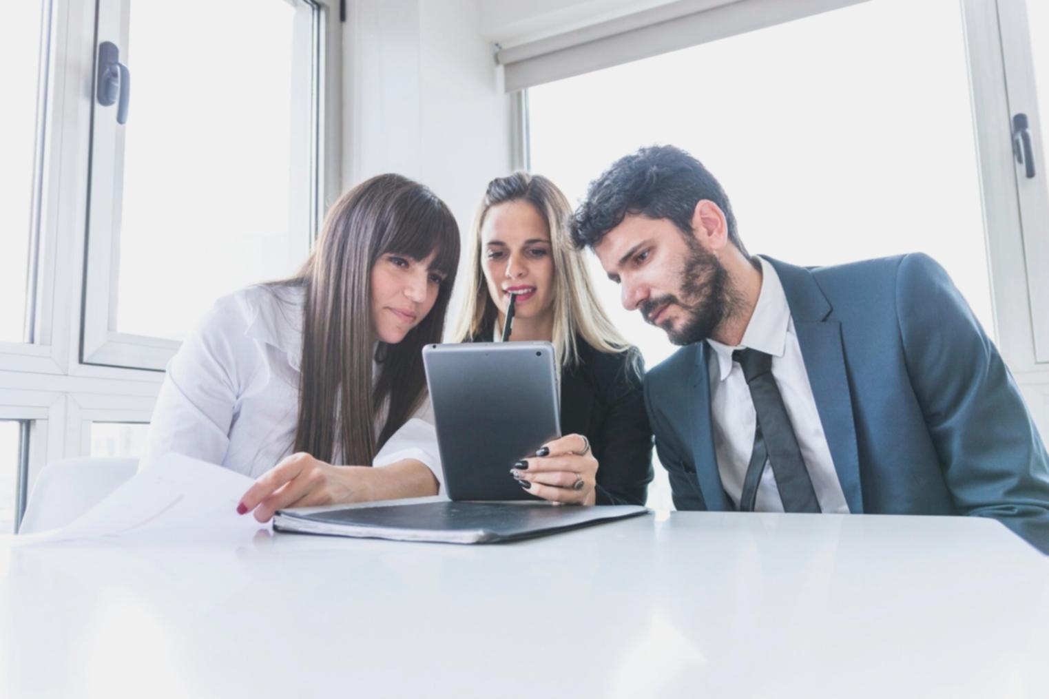 Professionelle Beratung zu Finanzterminologie und Weiterbildungsprogrammen