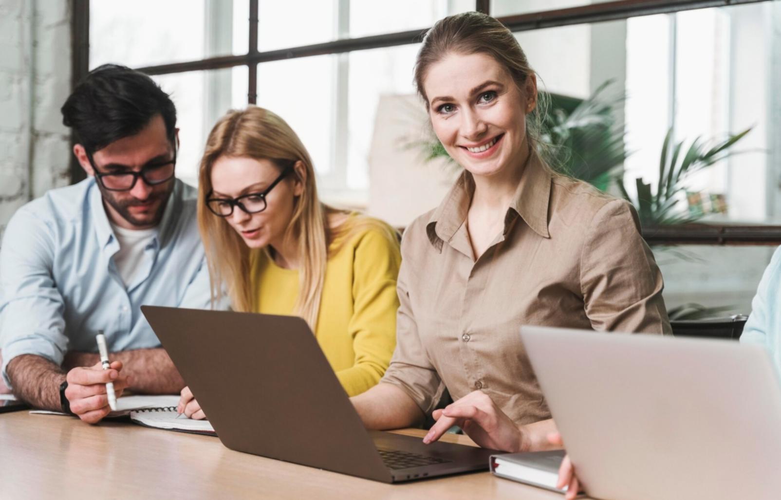 Konzentrierte Arbeit an Finanzanalysen und Berechnungen